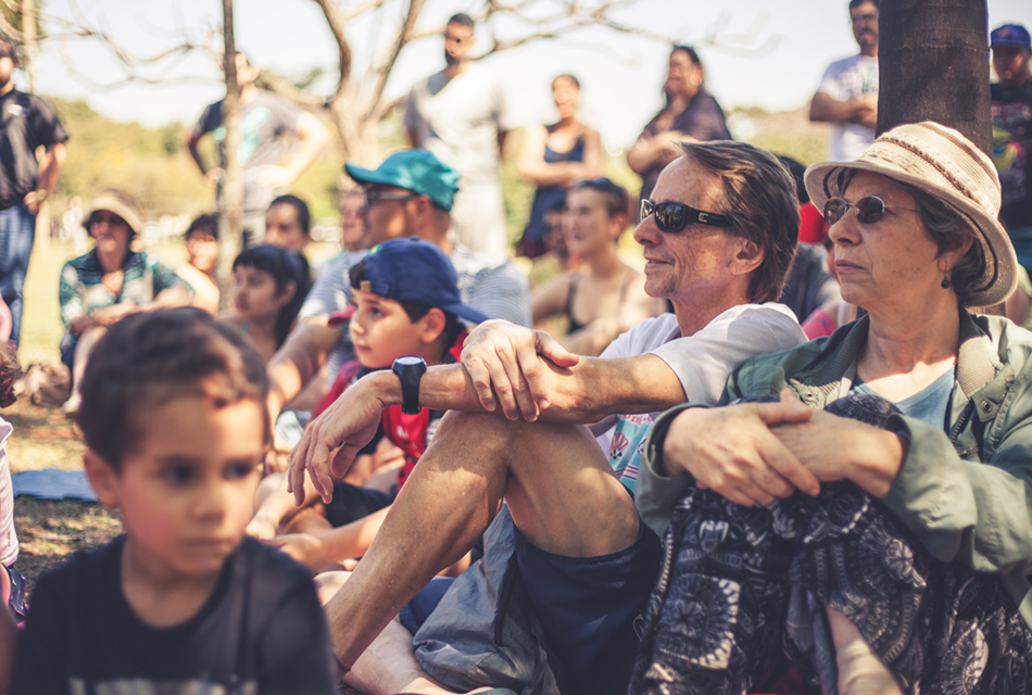 Público acompanha apresentação no Festival Corredor Cultural na Praça da Paz