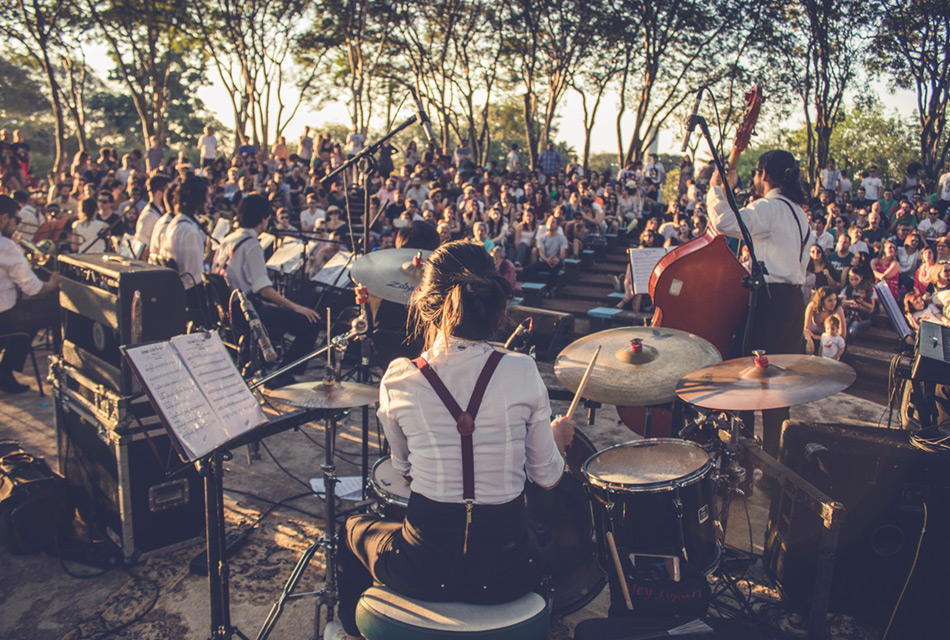 Banda se apresenta na Praça na Paz