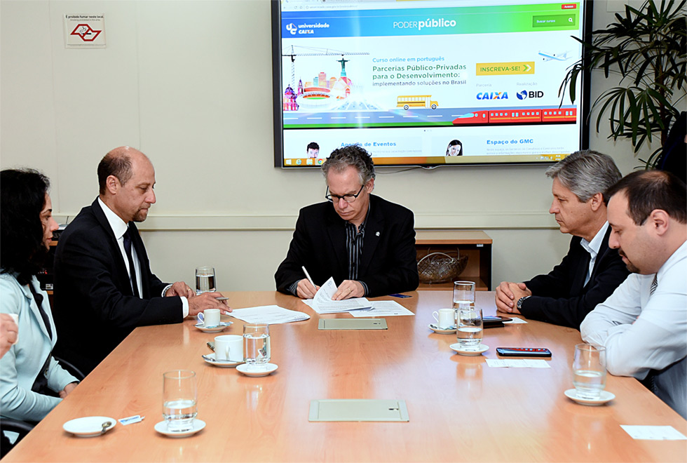 Imagem mostra momento da assinatura do convenio pelo reitor Marcelo Knobel