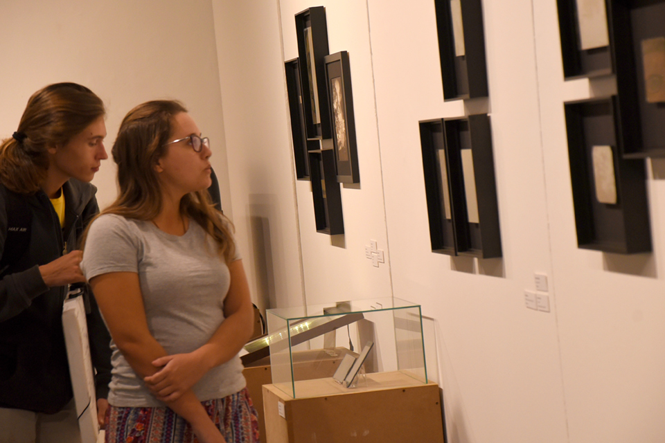 Público presente na abertura da exposição na Galeria do Instituto de Artes