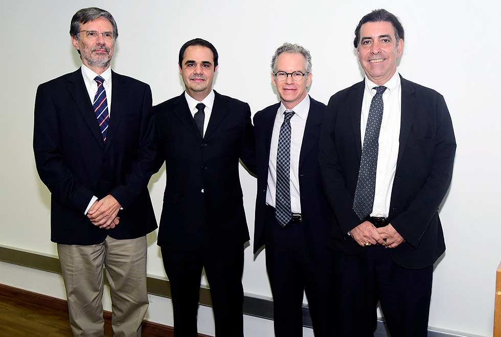 Brito. Pagliuso, Knobel e Frateschi Brito. Pagliuso, Knobel e Frateschi