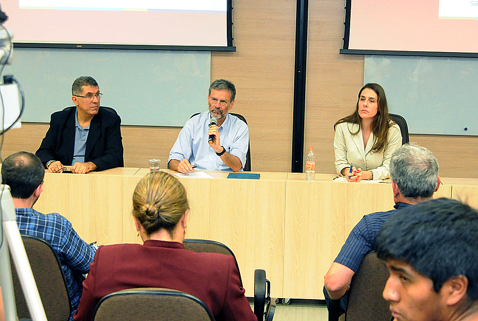 Munir Salomão Skaf, Brito Cruz e Sabine Righetti três pessoas em mesa de debate