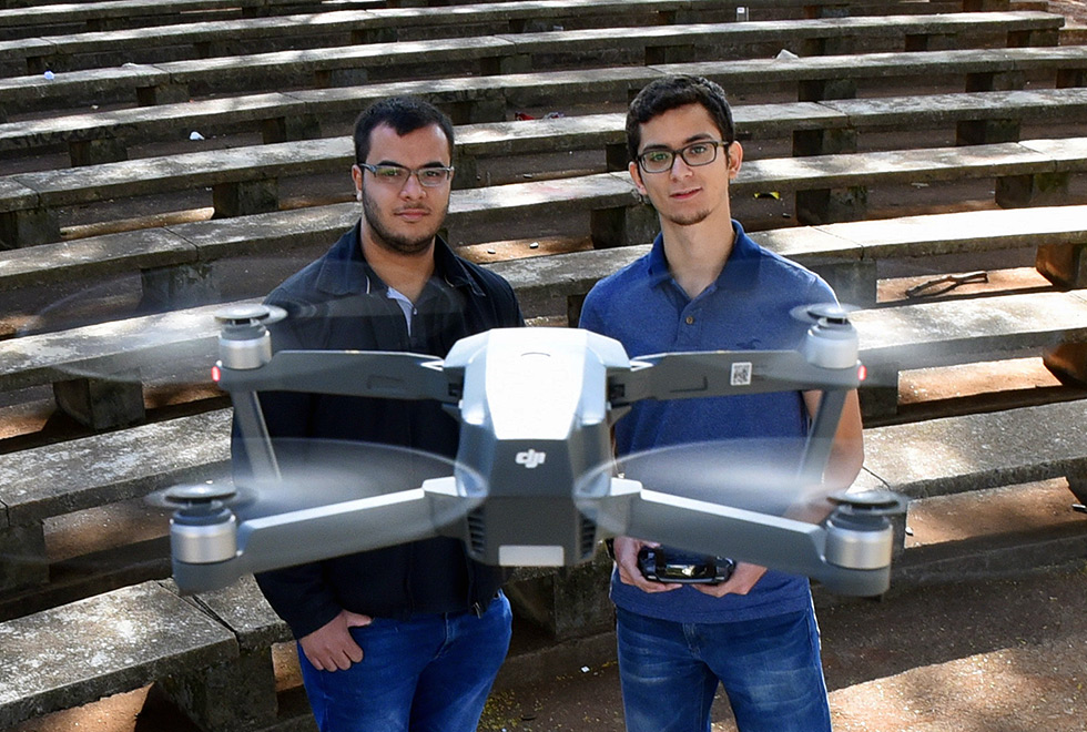 Lucas Rodolfo de Castro Moura e Heitor Raymundo pilotam o drone Lucas Rodolfo de Castro Moura e Heitor Raymundo pilotam o drone
