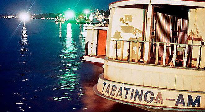 embarcação em Tabatinga - AM barco em rio a noite
