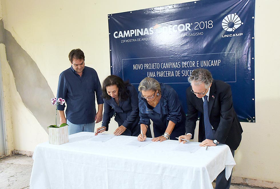 Representantes da Unicamp e Campinas Decor assinam o convênio Representantes da Unicamp e Campinas Decor assinam o convênio