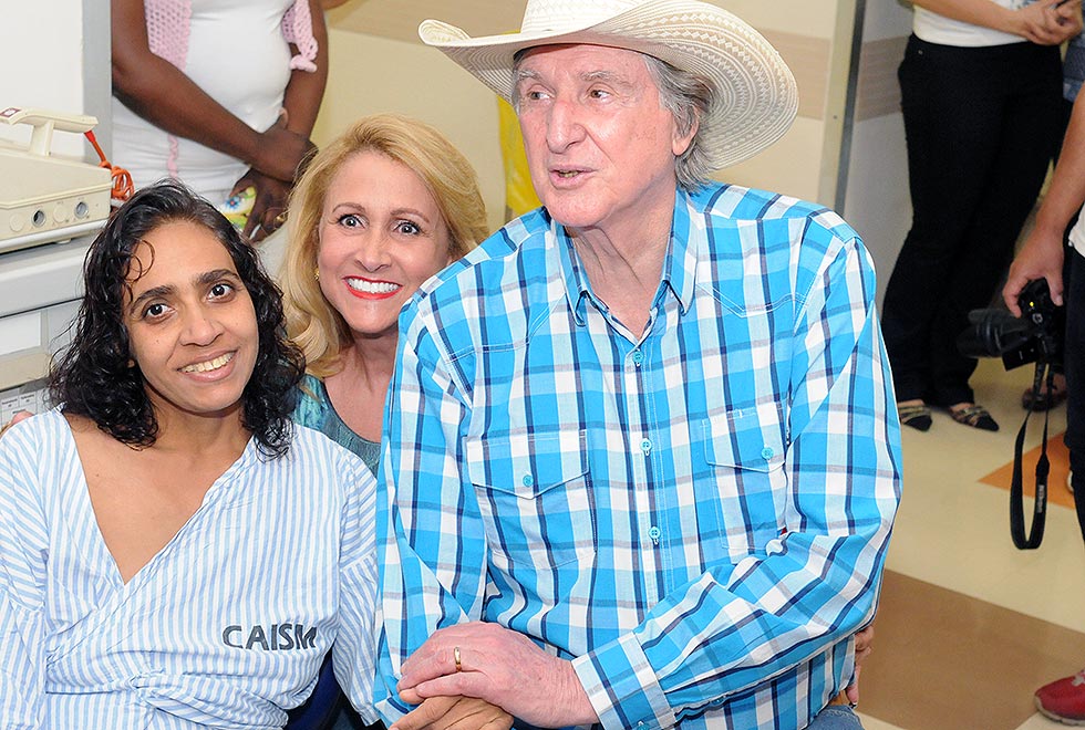 Sérgio Reis e a esposa durante a visita às pacientes do Caism