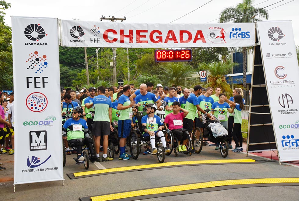 Largada dos corredores da categoria portadores de necessidades especiais Largada dos corredores da categoria portadores de necessidades especiais
