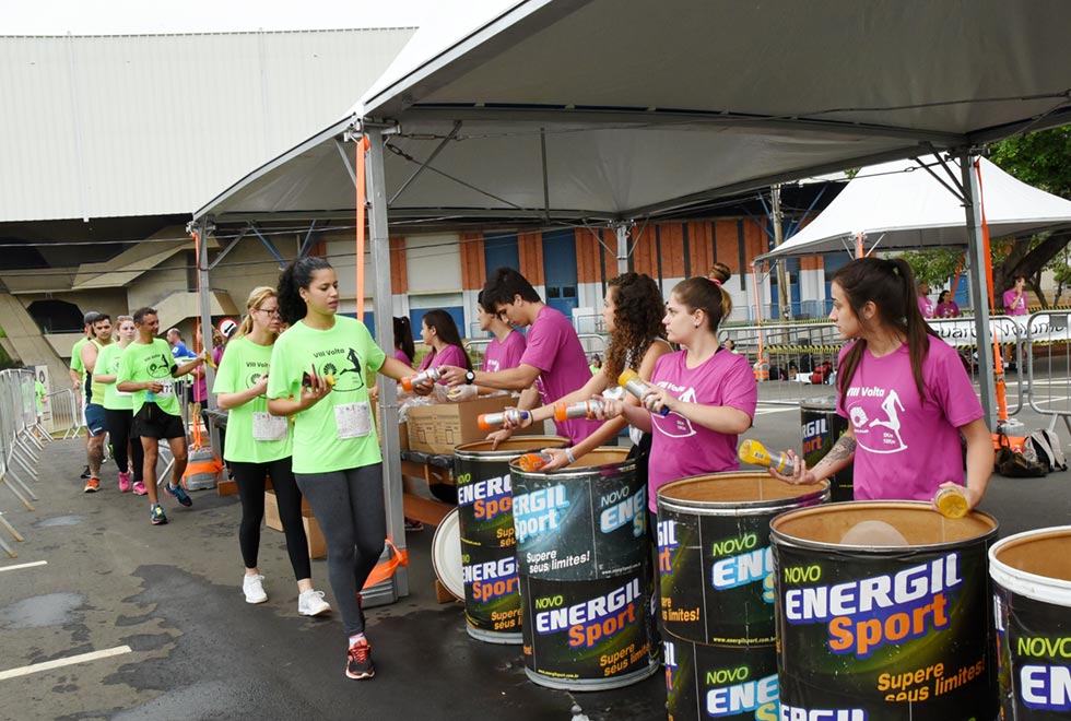 Posto de hidratação e alimentação para os concluintes da Volta da Unicamp