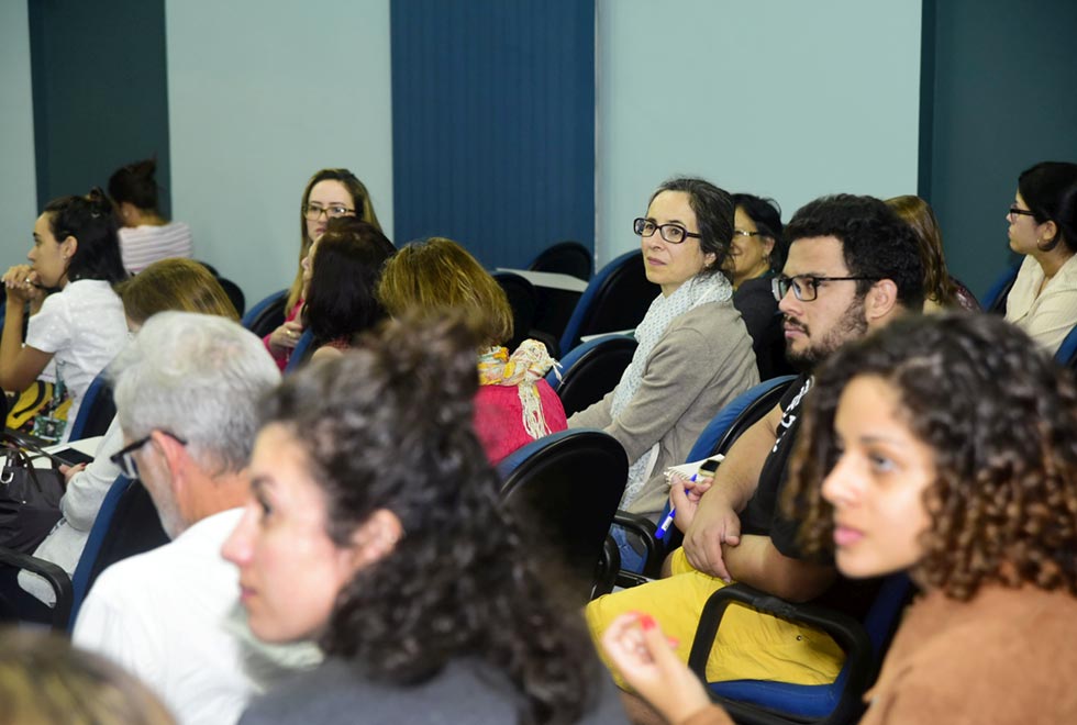 Público acompanha palestra com o professor Naomar de Almeida