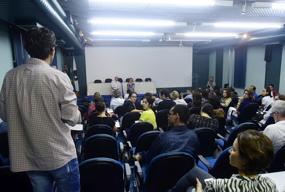 Público acompanha palestra com o professor Naomar de Almeida
