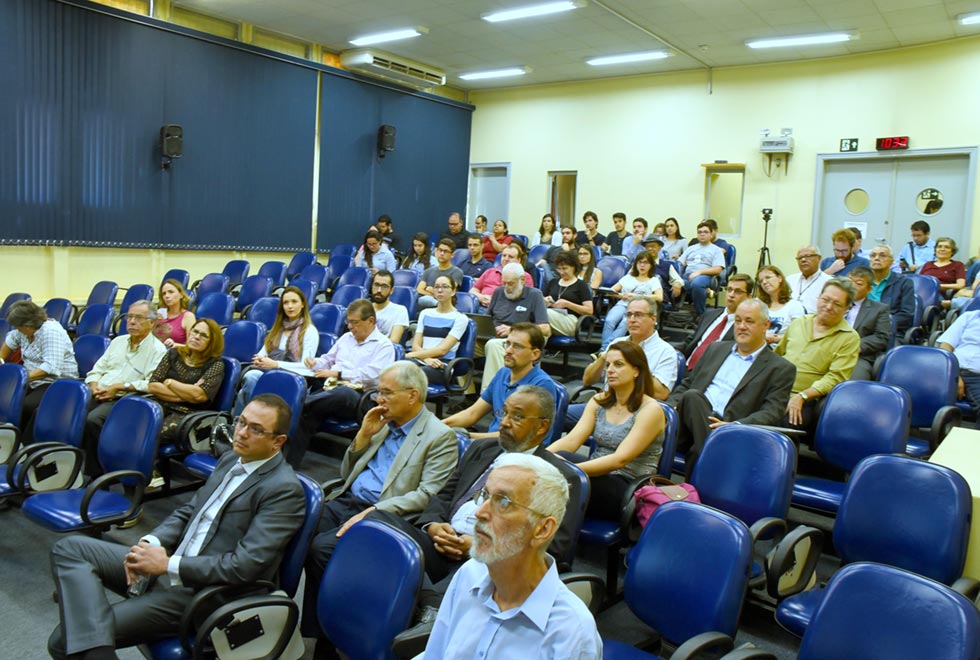 Público acompanha a abertura do evento Fronteiras da Pesquisa em Química Público acompanha a abertura do evento Fronteiras da Pesquisa em Química