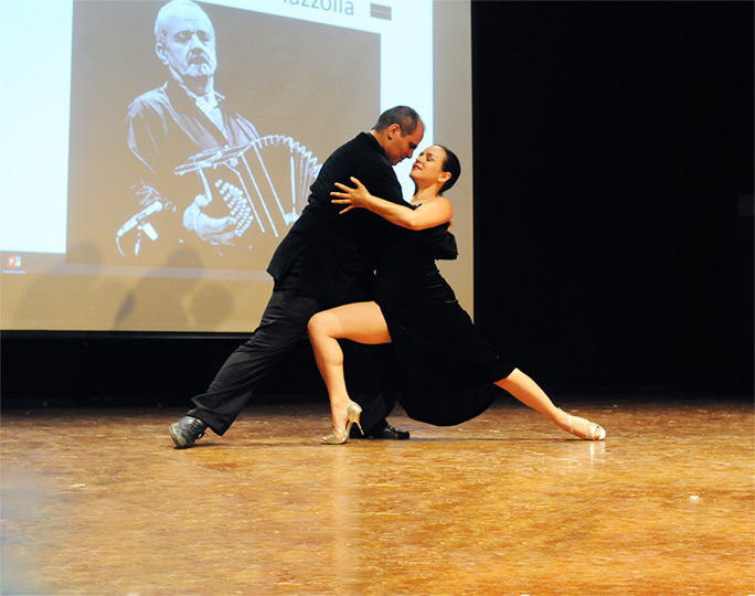 Daniela e Luis fazem um dos passos de tango em exibição no IA
