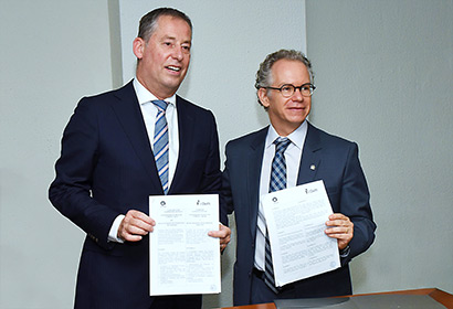 O reitor da Unicamp e o presidente da Diretoria Executiva da TU Delf, após assinatura de cooperação O reitor da Unicamp e o presidente da Diretoria Executiva da TU Delf, após assinatura de cooperação