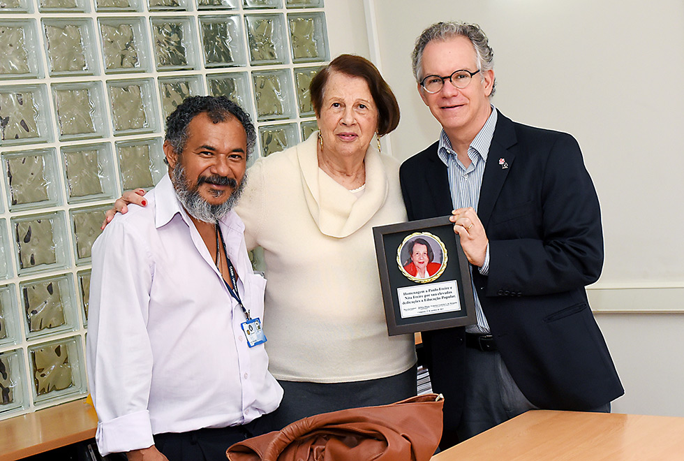 Ana Maria Araújo Freire entre o reitor Marcelo Knobel e Francisco Genézio Lima de Mesquita, um dos organizadores da palestra Ana Maria Araújo Freire entre o reitor Marcelo Knobel e Francisco Genézio Lima de Mesquita, um dos organizadores da palestra