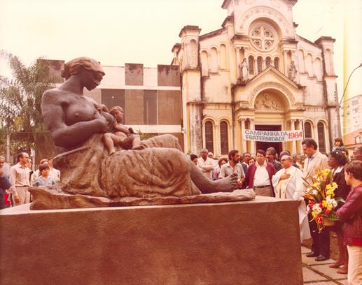Inauguração da estátua da Mãe Preta, em frente à Igreja São Benedito, no centro de Campinas, em 1984 (Conjunto documental da Federação Paulista dos Homens de Cor/Acervo CMU).