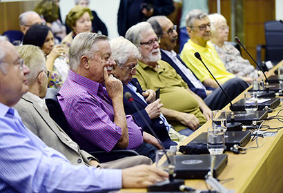 Professores eméritos da Unicamp durante reunião na sala do Consu