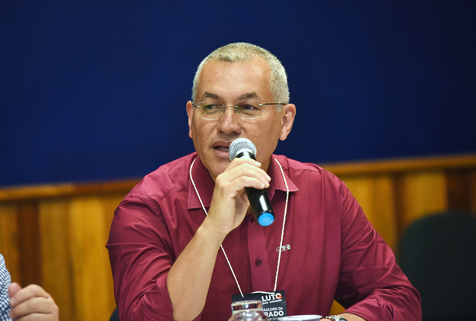 O professor Heleno Araújo na mesa de abertura do evento