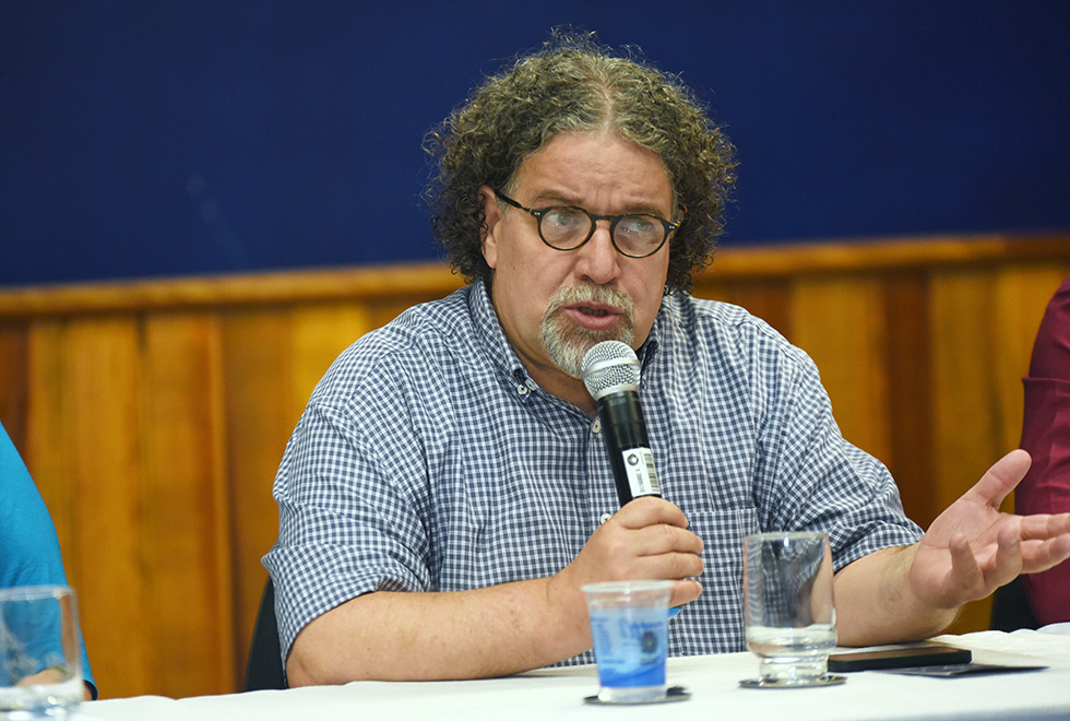 O professor Álvaro Hipolyto na mesa de abertura do evento
