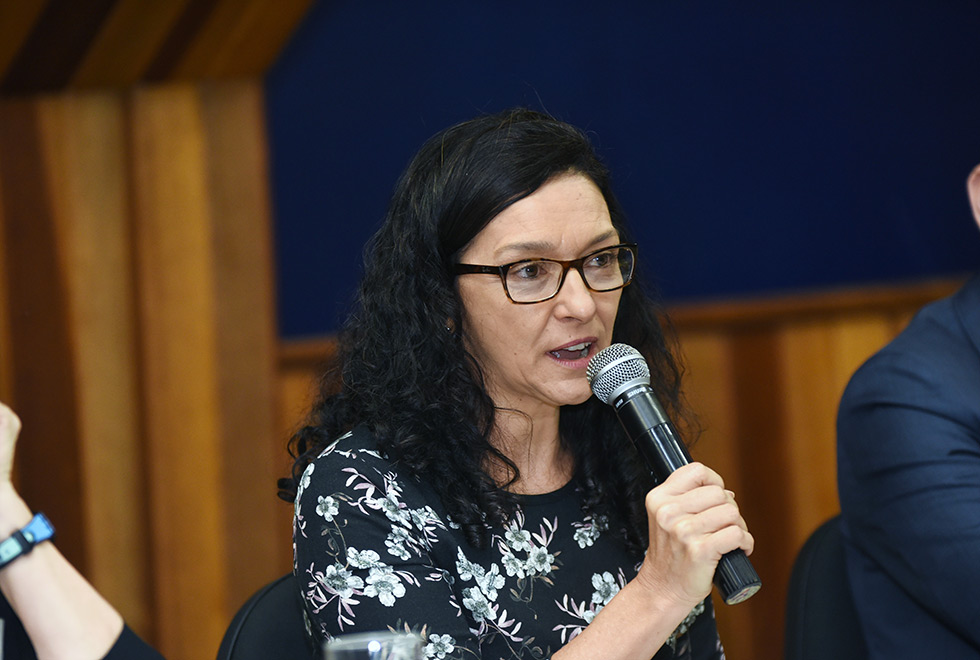 A professora Dalila Andrade na mesa de abertura do evento