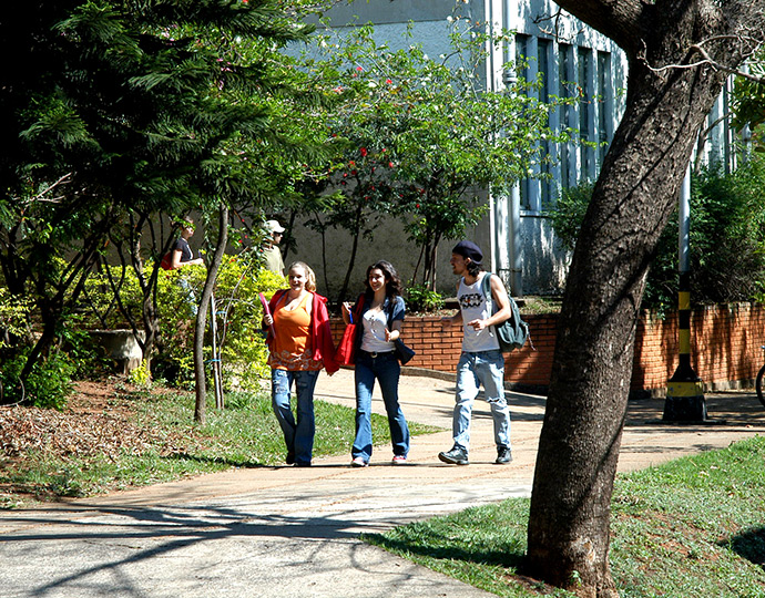 Alunos no campus da Unicamp, em Campinas