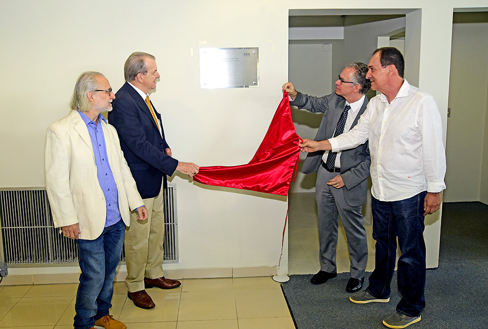 Autoridades descerram placa do Instituto de Estudos Avançados Autoridades descerram placa do Instituto de Estudos Avançados