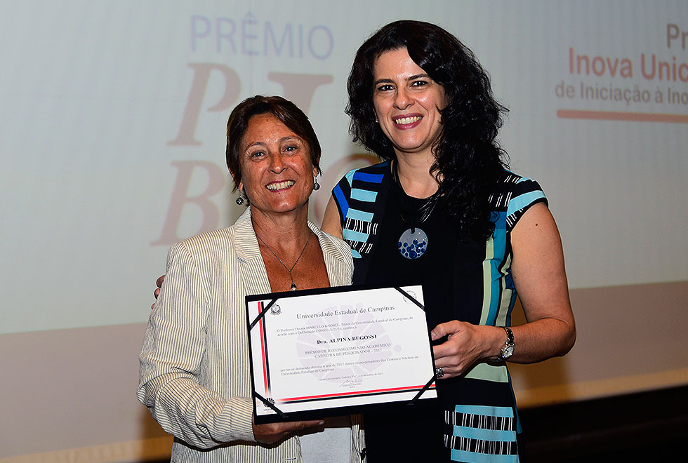 A pesquisadora Alpina Begossi recebeu o prêmio da responsável pela Coordenadora de Centros e Núcleos Interdisciplinares de Pesquisa, Ana Carolina Maciel