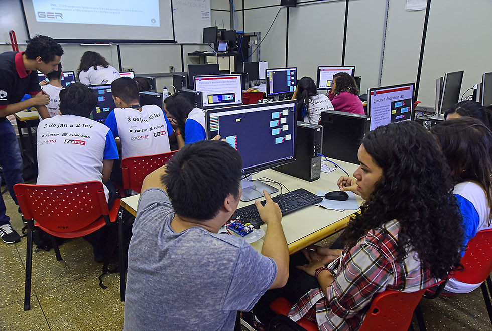 Monitores auxiliam alunos na oficina de robótica