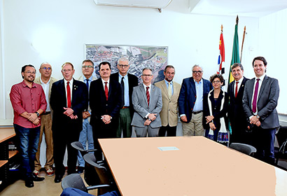Participantes da reunião em foto no Gabinete do Reitor