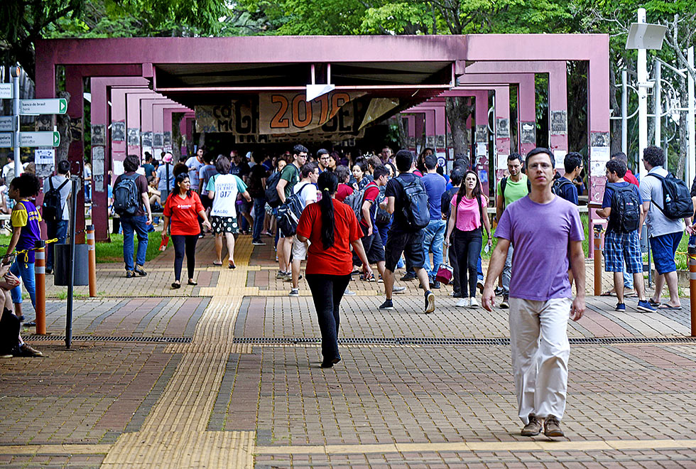 estudantes participam da calourada