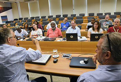 Reitor Marcelo Knobel discute dados orçamentários com dirigentes do STU, no Consu