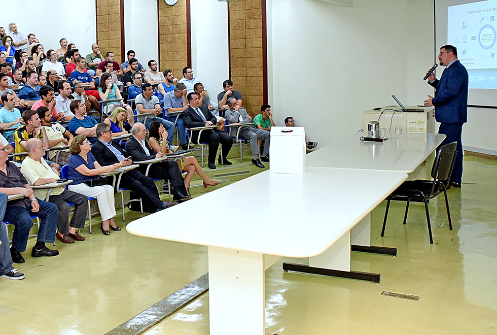 Cristiano Amon, presidente global da Qualcomm, em palestra na Unicamp