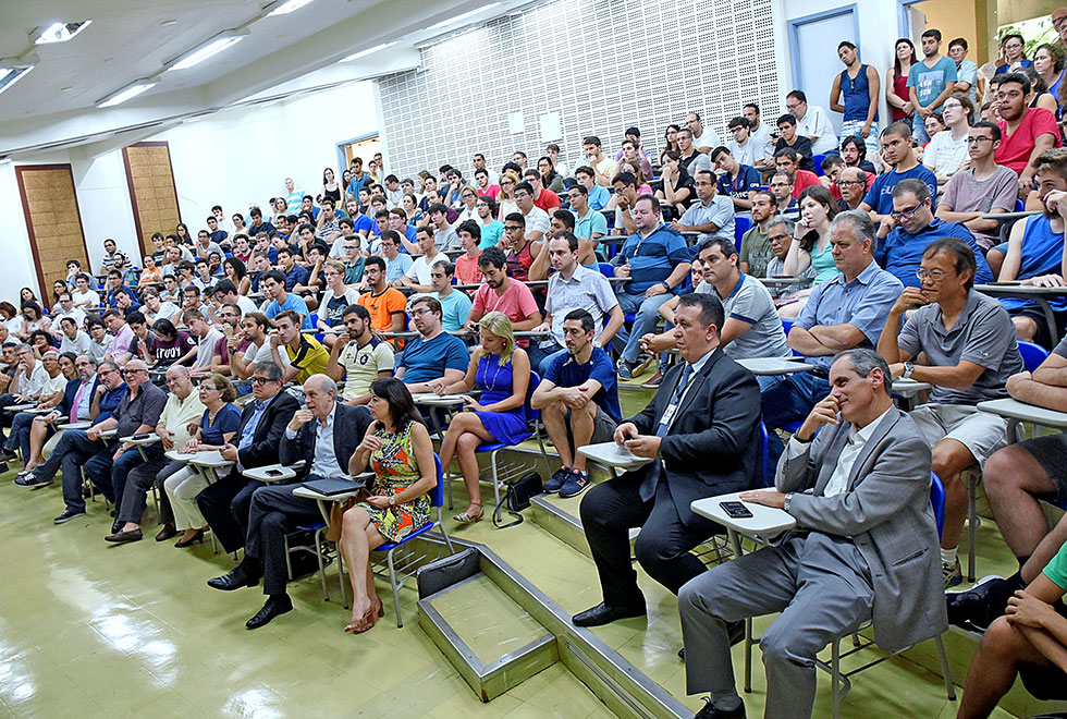 Participantes da palestra de Cristiano Amon, presidente global da Qualcomm, na Unicamp