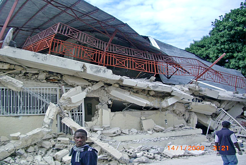 A Faculdade de Linguística ruiu completamente Ruínas da FLA dois dias após o primeiro terremoto