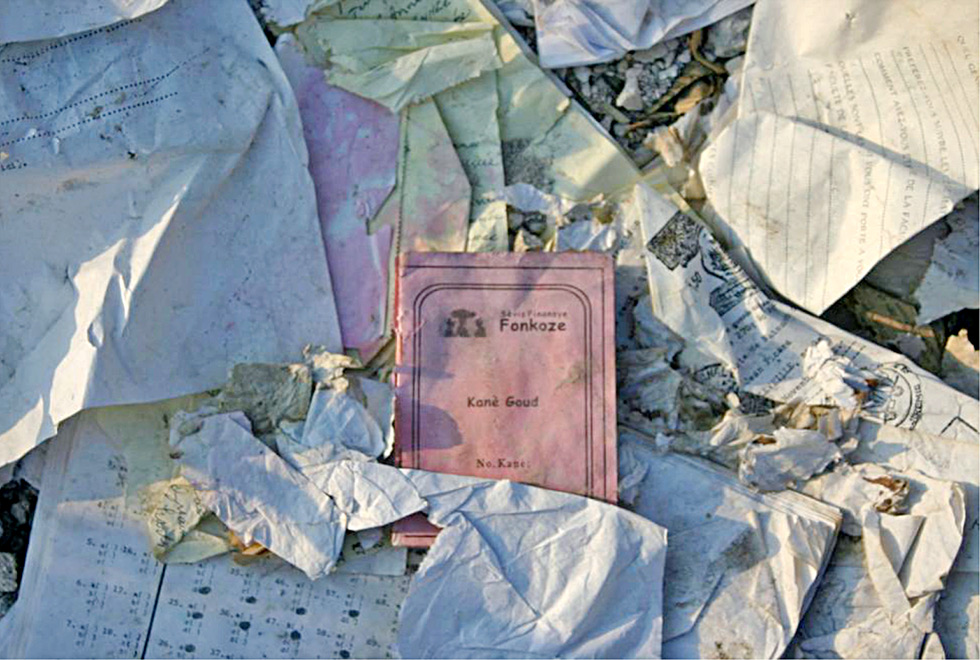 Caderneta de poupança de uma das vítimas entre os escombros 