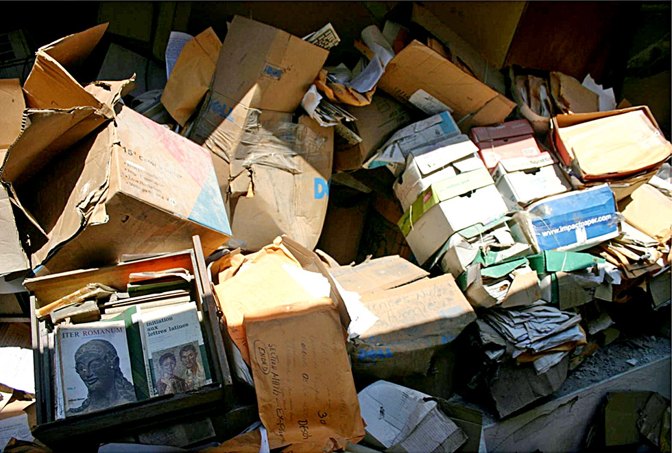 Imagem mostra parte dos livros e documentos resgatados dos escombros da biblioteca que ruiu
