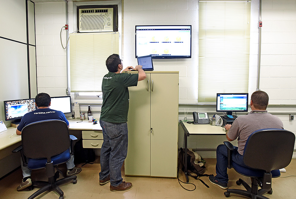 Analistas da  CSIRT Unicamp acompanham desempenho da rede em tempo real