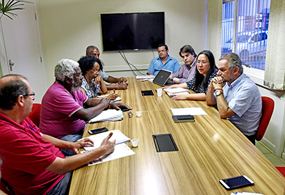 Representantes da Administração Central, à direita e dirigentes do Sindicato dos Trabalhadores, em reunião técnica