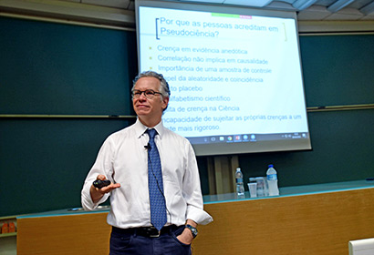 Reitor Marcelo Knobel fala sobre ciência e pseudociência Reitor Marcelo Knobel fala sobre ciência e pseudociência