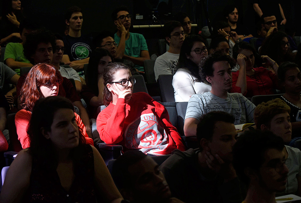 Público formado principalmente por estudantes de graduação lotou o auditório do Instituto Público formado principalmente por estudantes de graduação lotou o auditório do Instituto