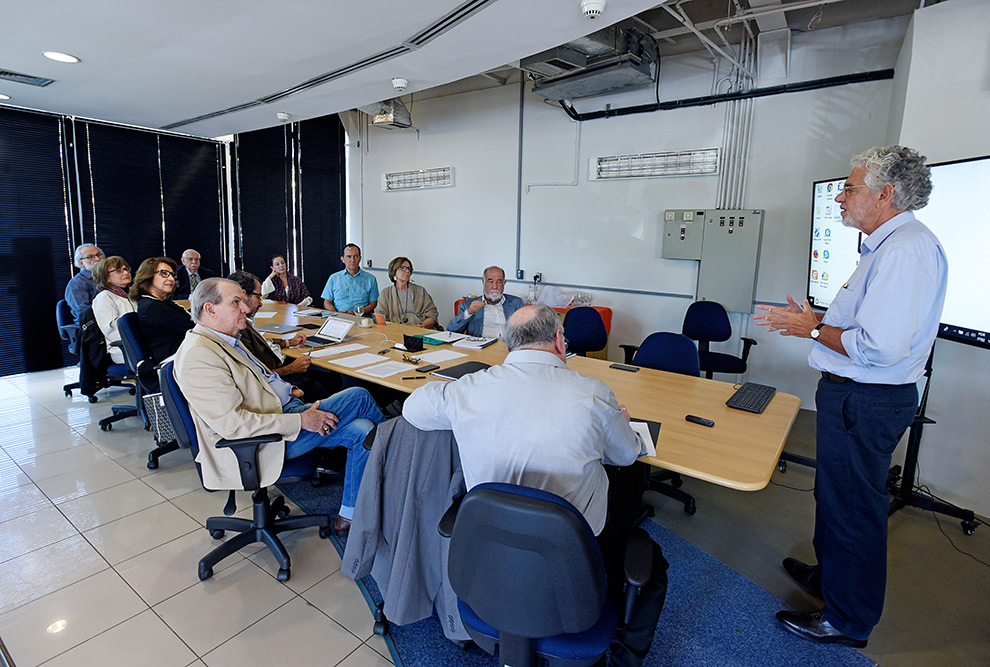 Cesar Callegari faz apresentação na reunião do GE de Educação do IdEA