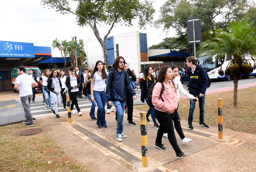 Visitantes na entrada da UPA