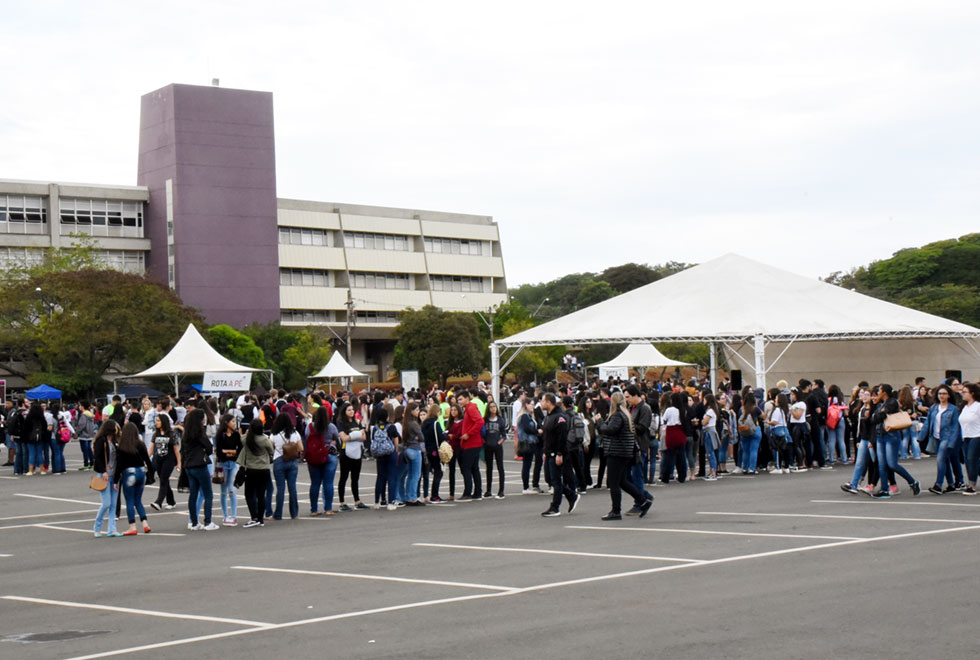 Visitantes na entrada da UPA