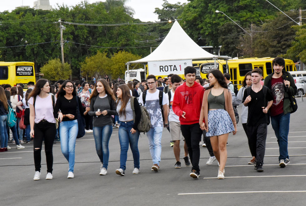 Visitantes na entrada da UPA