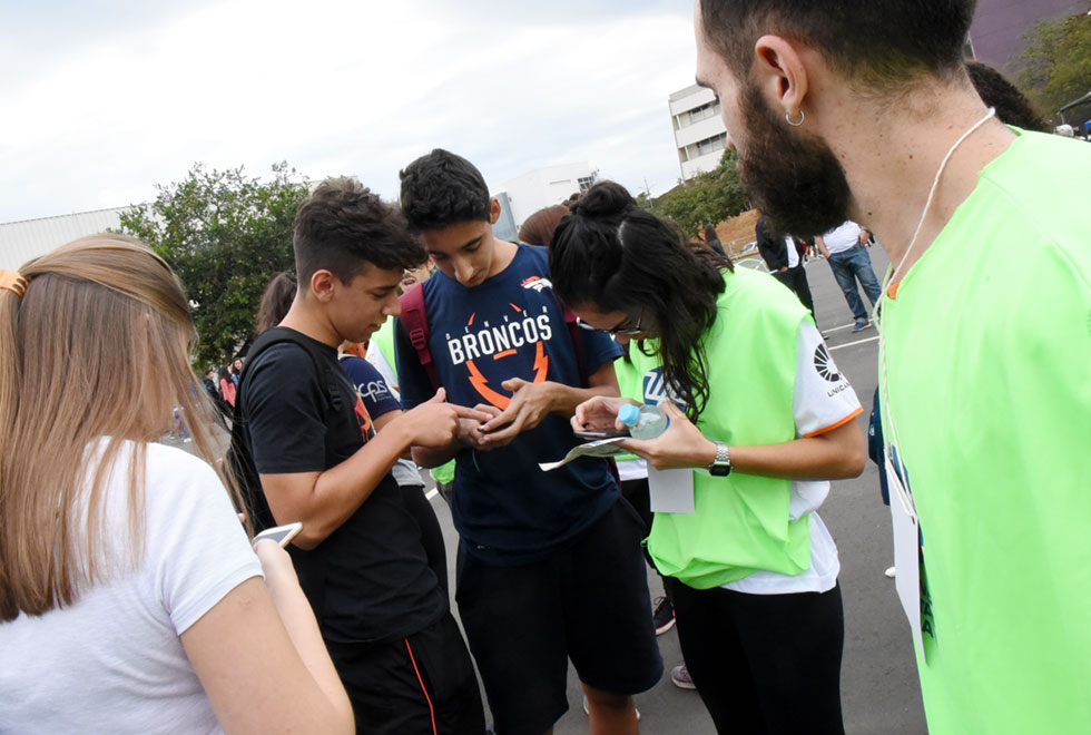 Visitantes usam aplicativo da UPA para se orientar no campus Visitantes usam aplicativo da UPA para se orientar no campus