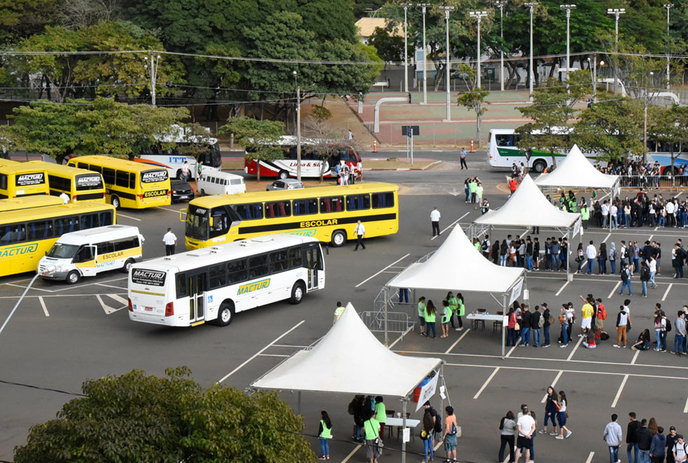 Filas para os ônibus que seguirão pelo campus