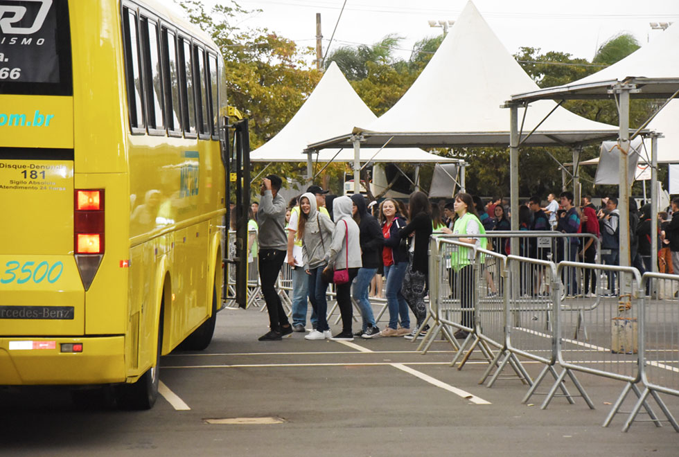 Filas para os ônibus que seguirão pelo campus