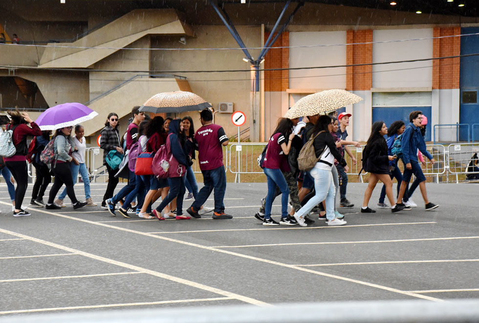 Visitantes na UPA enfrentam a chuva Visitantes na UPA enfrentam a chuva