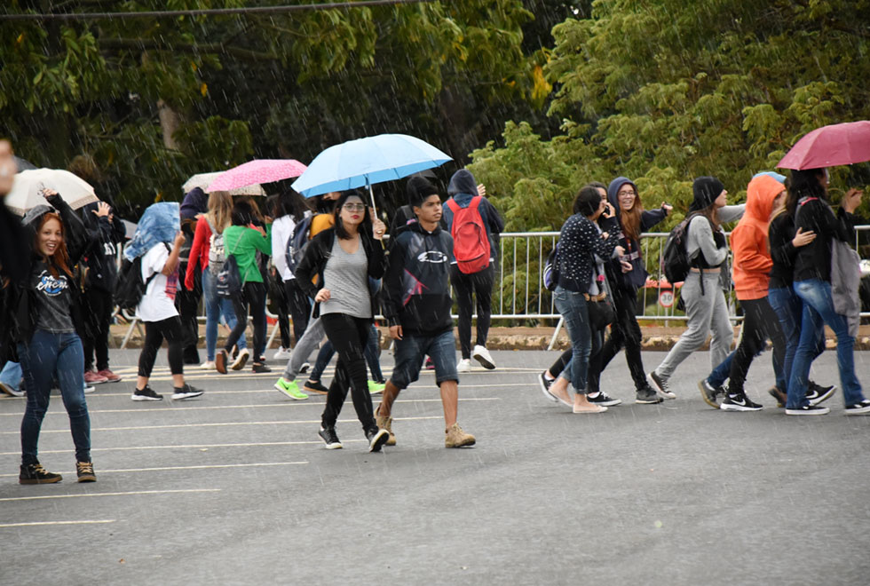 Visitantes na UPA enfrentam a chuva