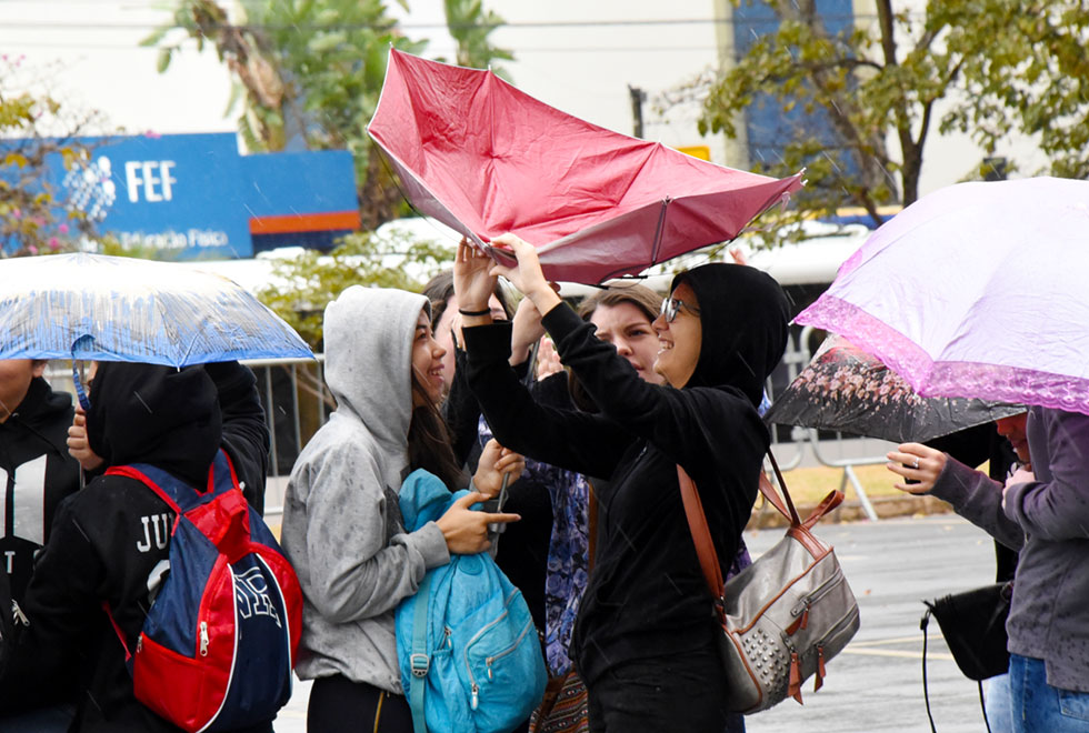 Visitantes na UPA enfrentam a chuva Visitantes na UPA enfrentam a chuva