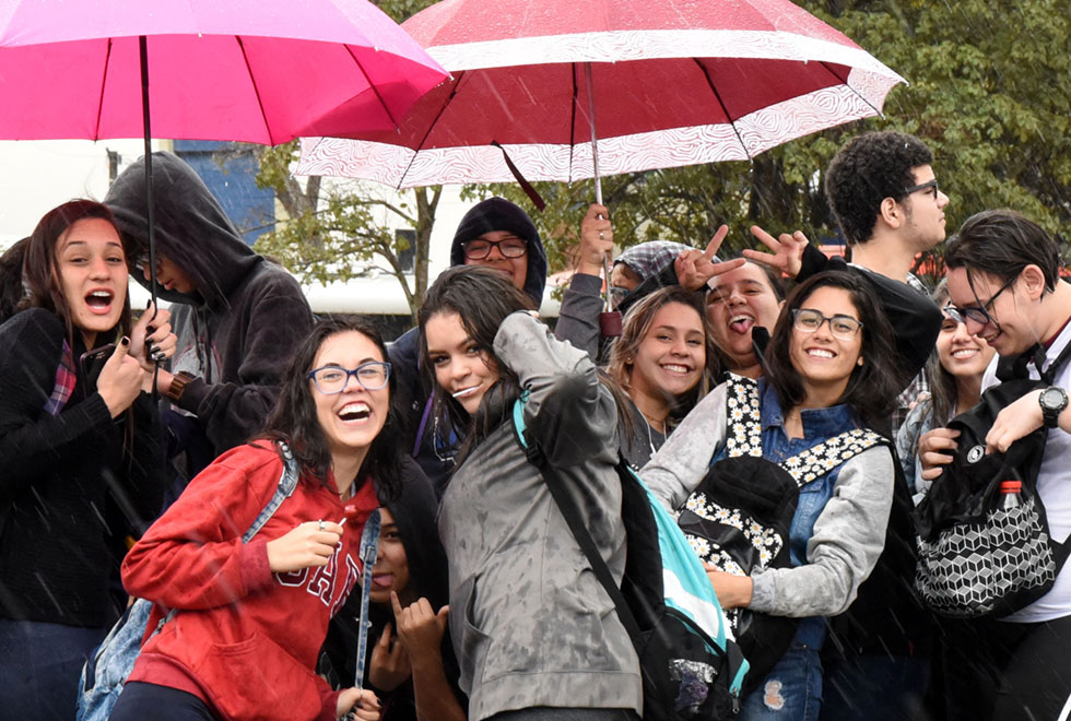 Visitantes na UPA enfrentam a chuva